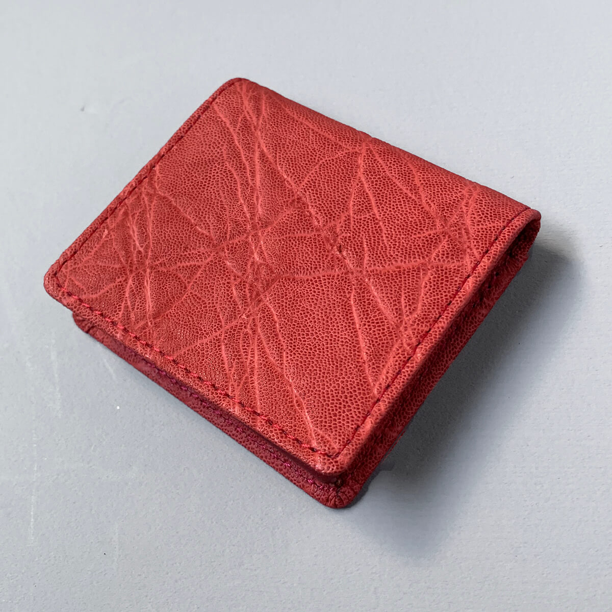 日本の革ブランドレザックの象革コインケースです。色は赤です。
