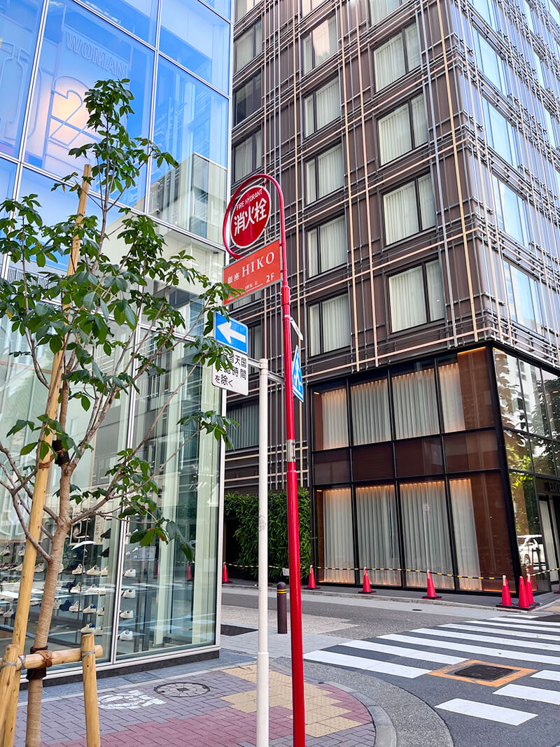 銀座2丁目の東京エディション銀座とアディダスの交差点の写真