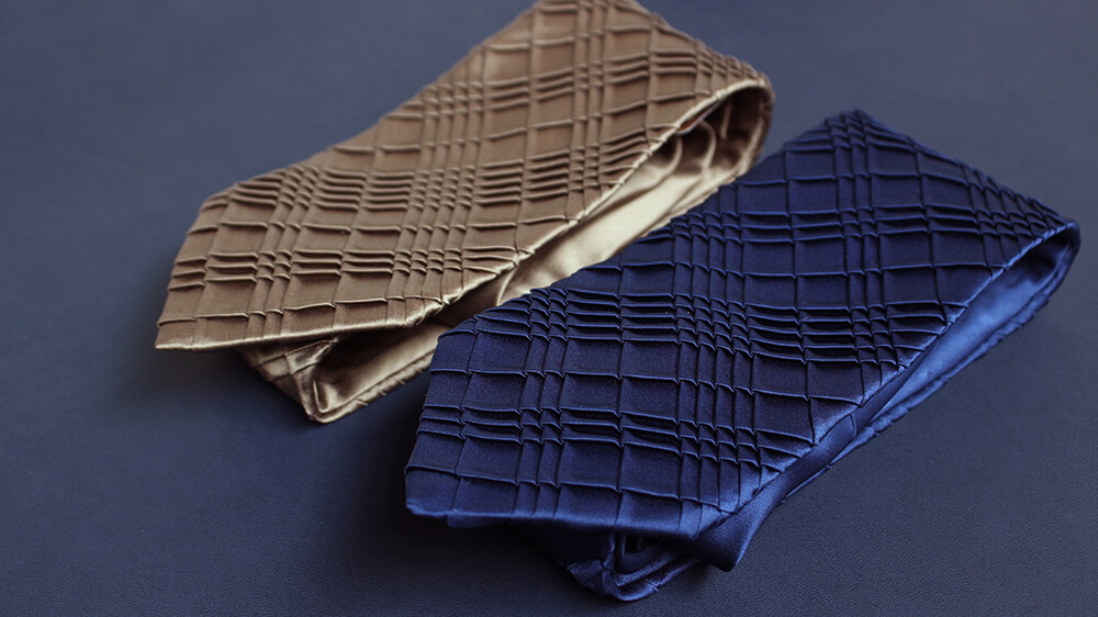 高級ブランド ステファノリッチの無地のプリーツ加工を施したネクタイ(青とダークベージュ)の写真