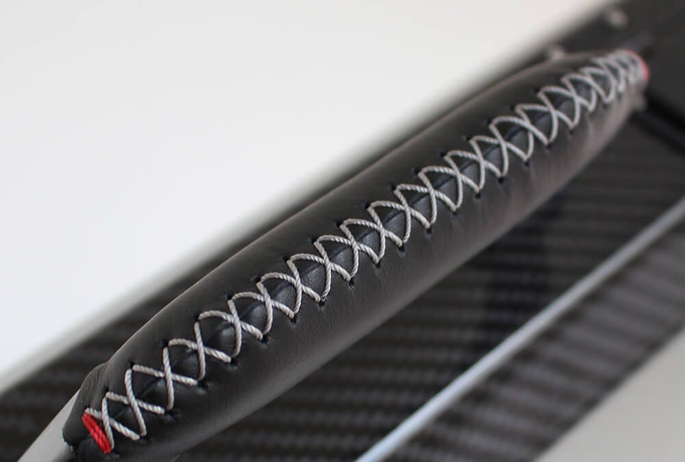 銀座HIKOがイタリアテクノモンスター社に別注したアタッシェケースのハンドル部分の拡大画像、手縫いのステッチが入っている