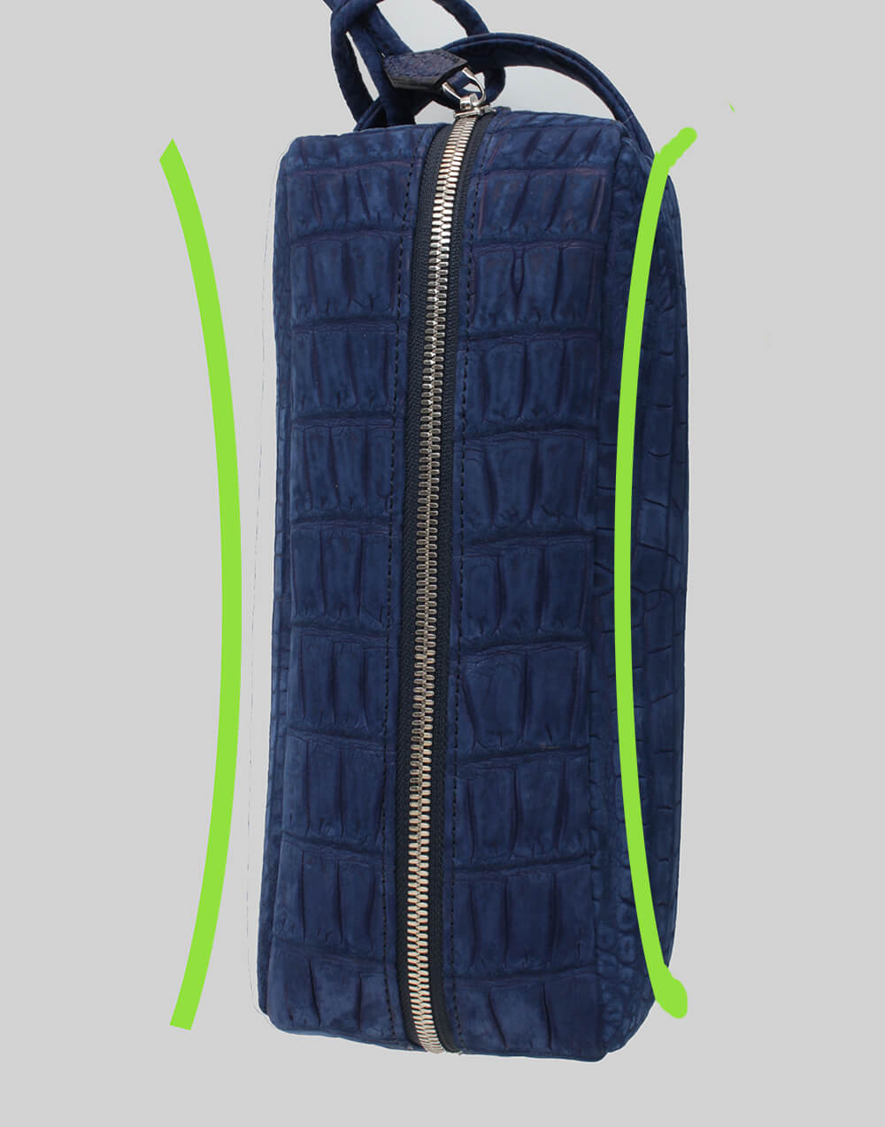 日本ブランド「レザック」のセカンドバッグ。希少なヌバッククロコダイルの一枚革を贅沢に使った銀座HIKO限定品、色は青。デザインに丸みがあることを示す写真