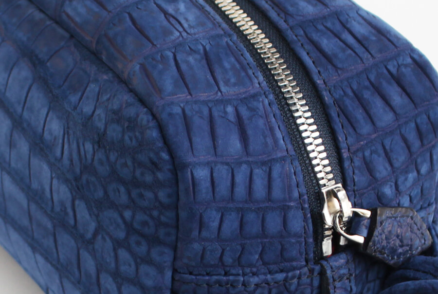 日本ブランド「レザック」のセカンドバッグ。希少なヌバッククロコダイルの一枚革を贅沢に使った銀座HIKO限定品、色は青。素材の拡大写真