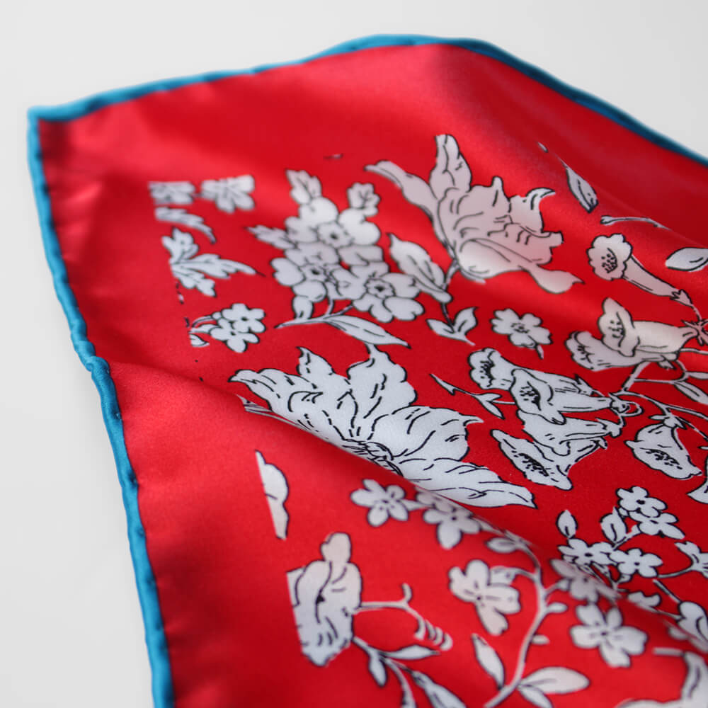 イタリアの高級ネクタイブランド シルヴィオフィオレッロの赤をベースに白の花柄を散りばめたポケットチーフ