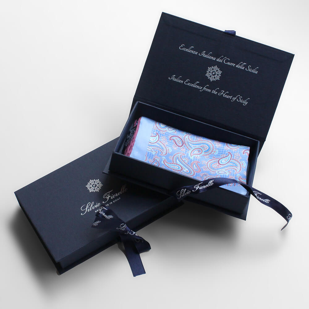 イタリアの高級ネクタイブランド シルヴィオフィオレッロのポケットチーフと公式ギフトボックス