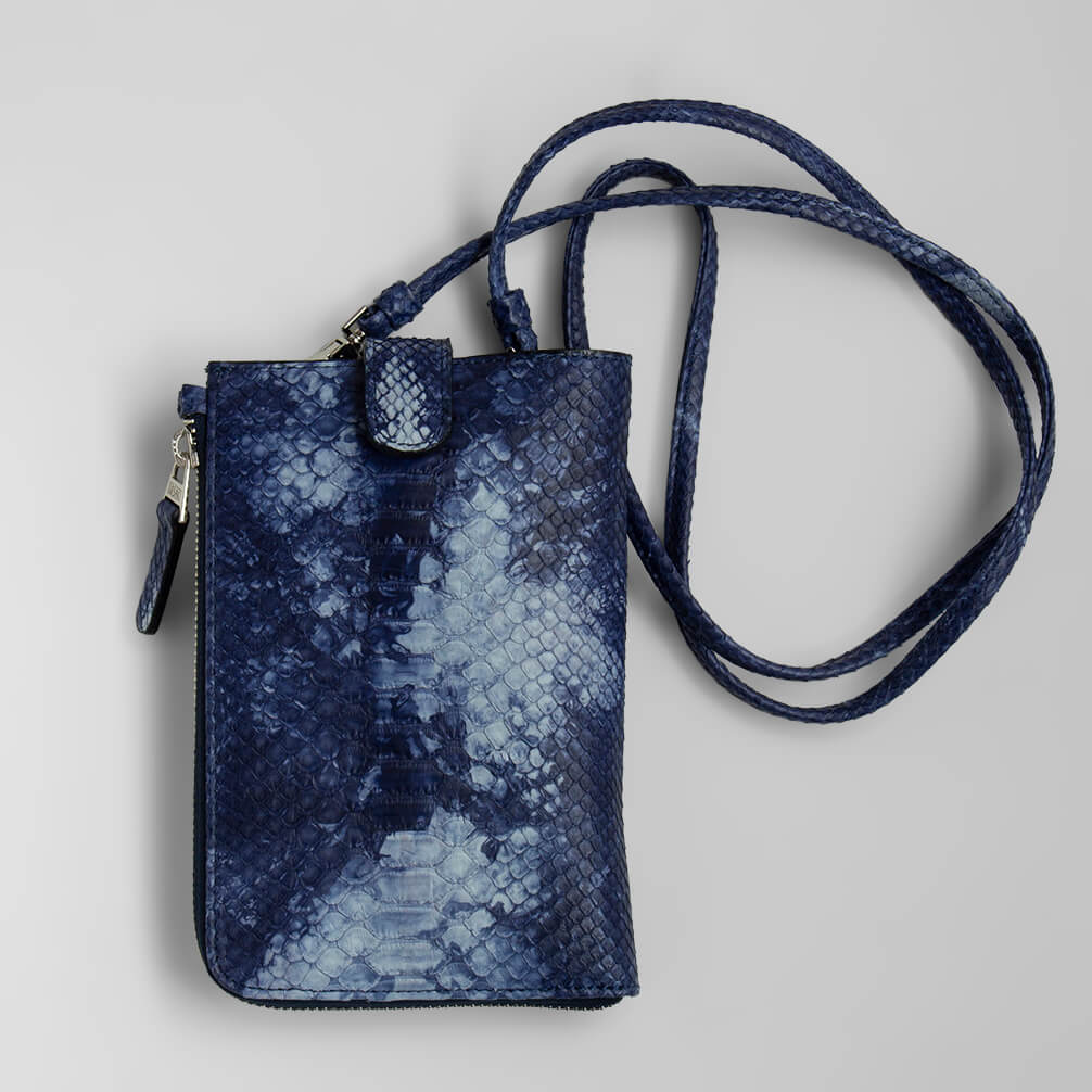 藍染めのような色に染められたヘビ革のスマホショルダーバッグの写真