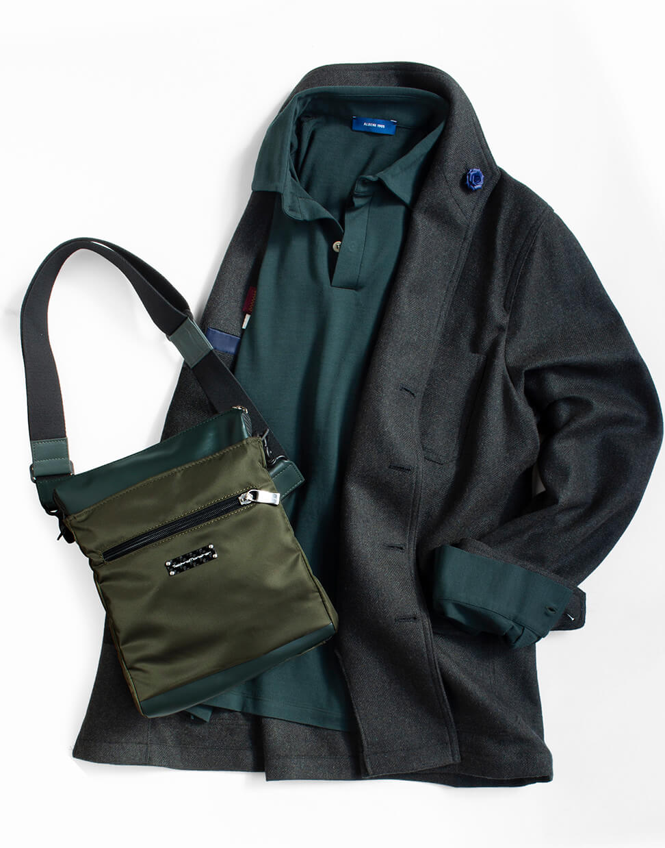 フストヒメノのカシミヤ製テバジャケット（ダークグリーン）とテクノモンスターのショルダーバッグ（グリーン）とアルベニ1905の長袖ポロシャツ（ダークグリーン）を合わせたコーディネート写真