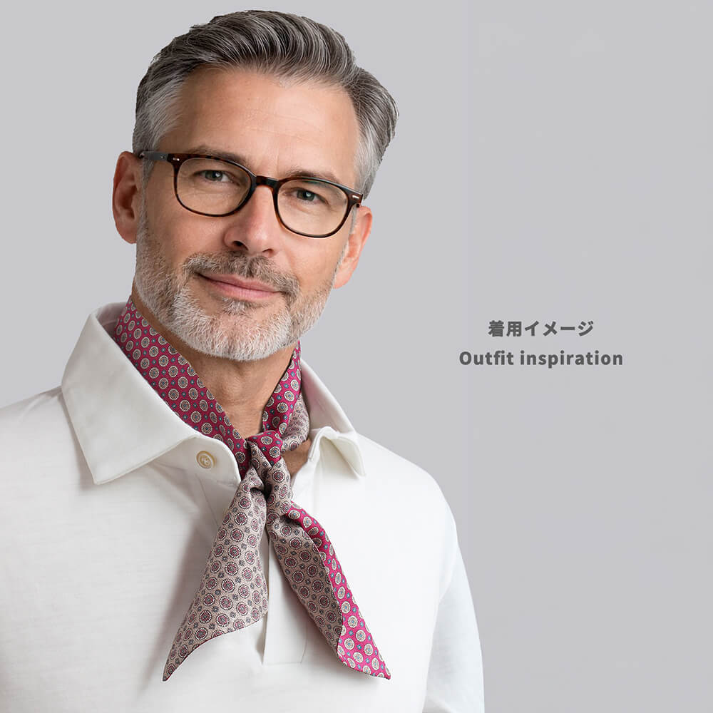 白いシャツを着用し、カラフルなツイリーを巻いた中年男性のポートレート(AI作成)