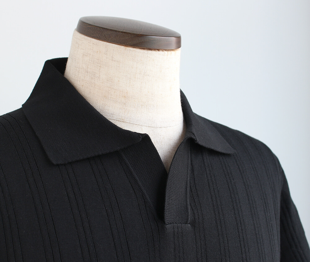 スキッパーデザインの襟が目を引く最高級メンズブランド ステファノリッチの黒い半そでポロセーター拡大写真。