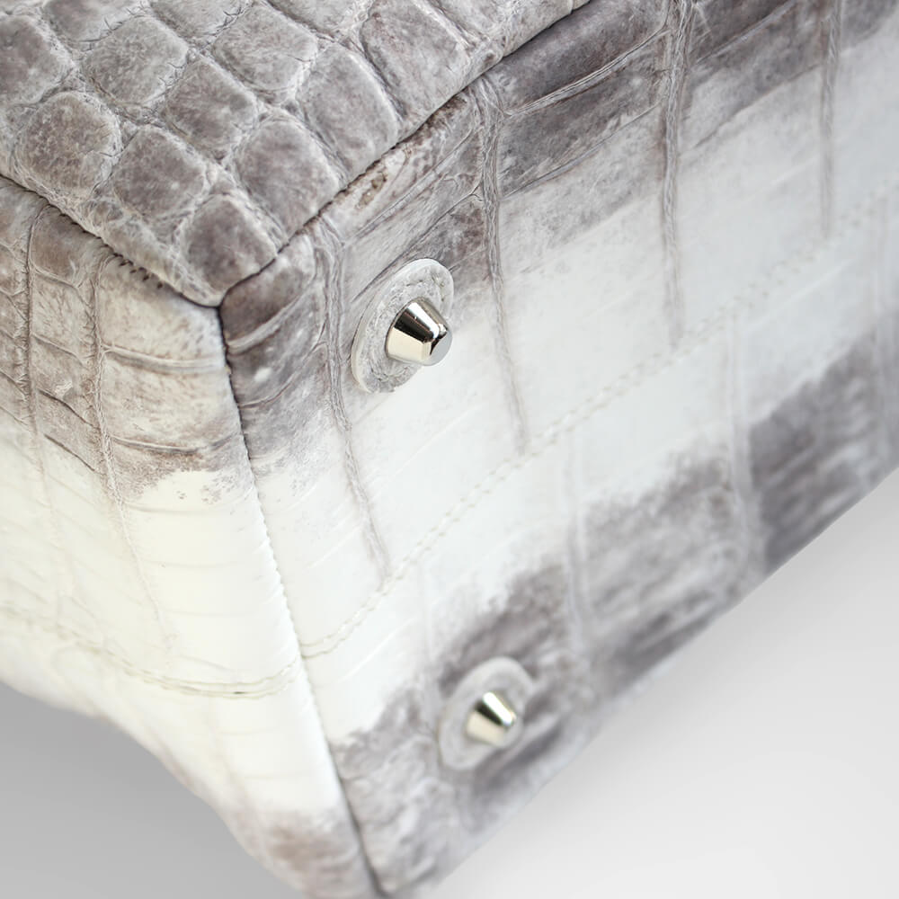 日本が誇るエキゾチックレザー専門ブランド レザックによる、希少なヒマラヤクロコダイルの一枚革をぜいたくに使った40cm幅の横長トートバッグの写真。底には鋲がつけられている