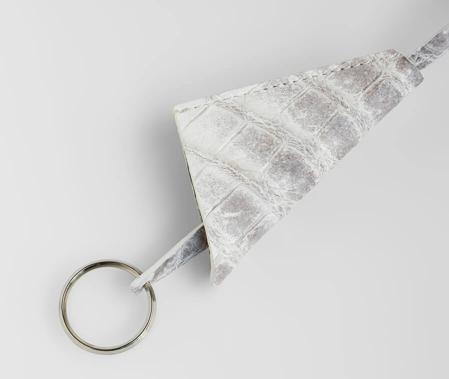 日本が誇るエキゾチックレザー専門ブランド レザックによる、希少なヒマラヤクロコダイルの一枚革をぜいたくに使った40cm幅の横長トートバッグの写真。キーリングが内蔵されているストラップの様子