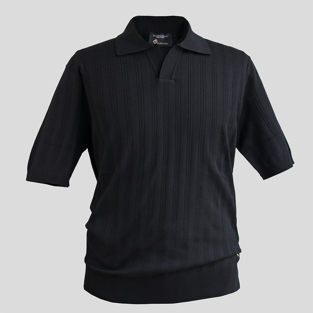 黒い半そでのポロセーター。素材はヴィキューナを混ぜたコットンで、ステファノリッチのアイテム