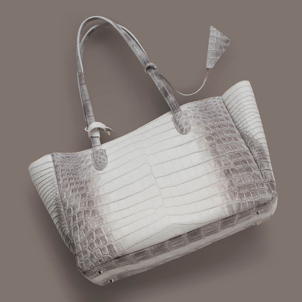 日本が誇るエキゾチックレザー専門ブランド レザックによる、希少なヒマラヤクロコダイルの一枚革をぜいたくに使った40cm幅の横長トートバッグの写真。底面や両サイドもヒマラヤクロコを使っている
