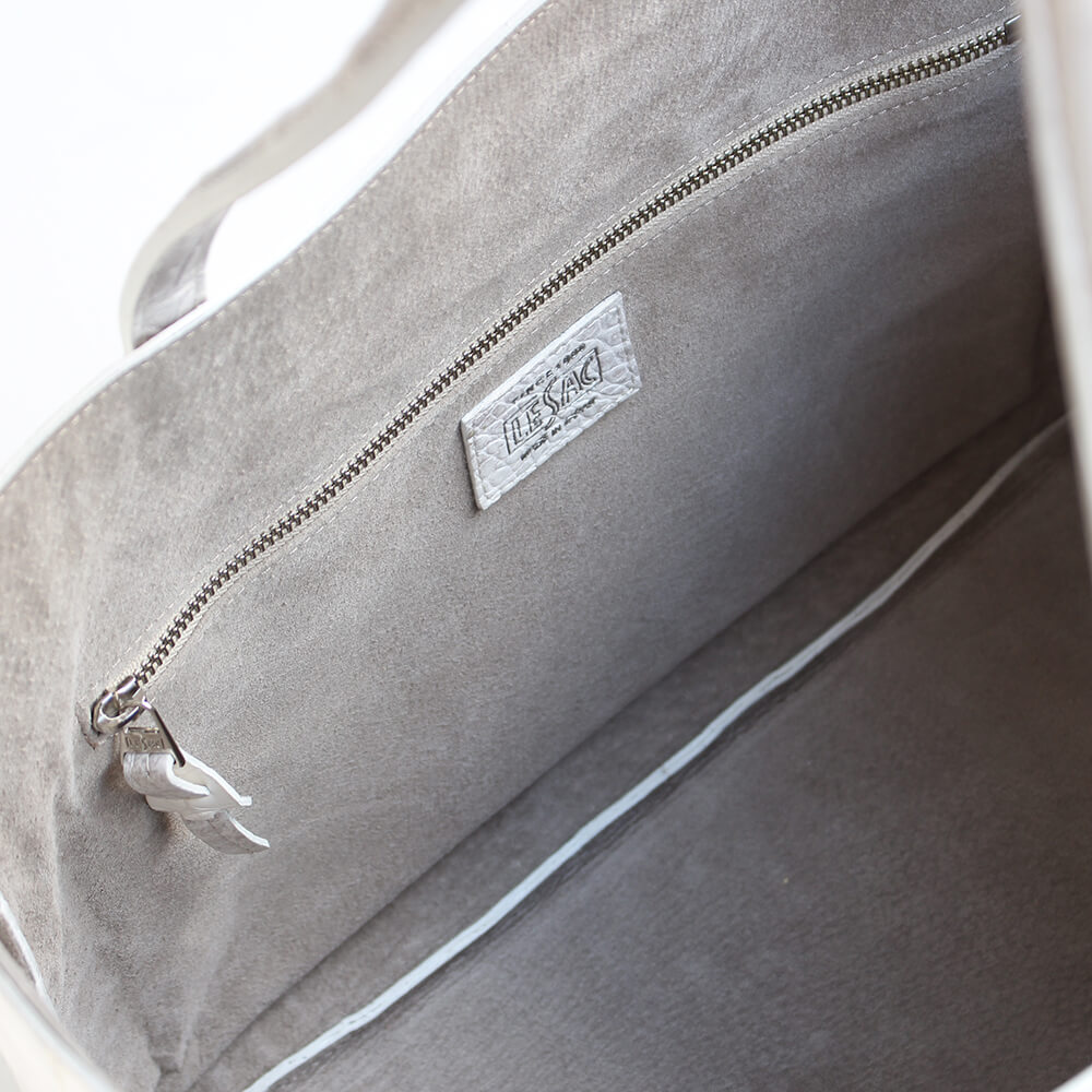 日本が誇るエキゾチックレザー専門ブランド レザックによる、希少なヒマラヤクロコダイルの一枚革をぜいたくに使った40cm幅の横長トートバッグの内側の様子