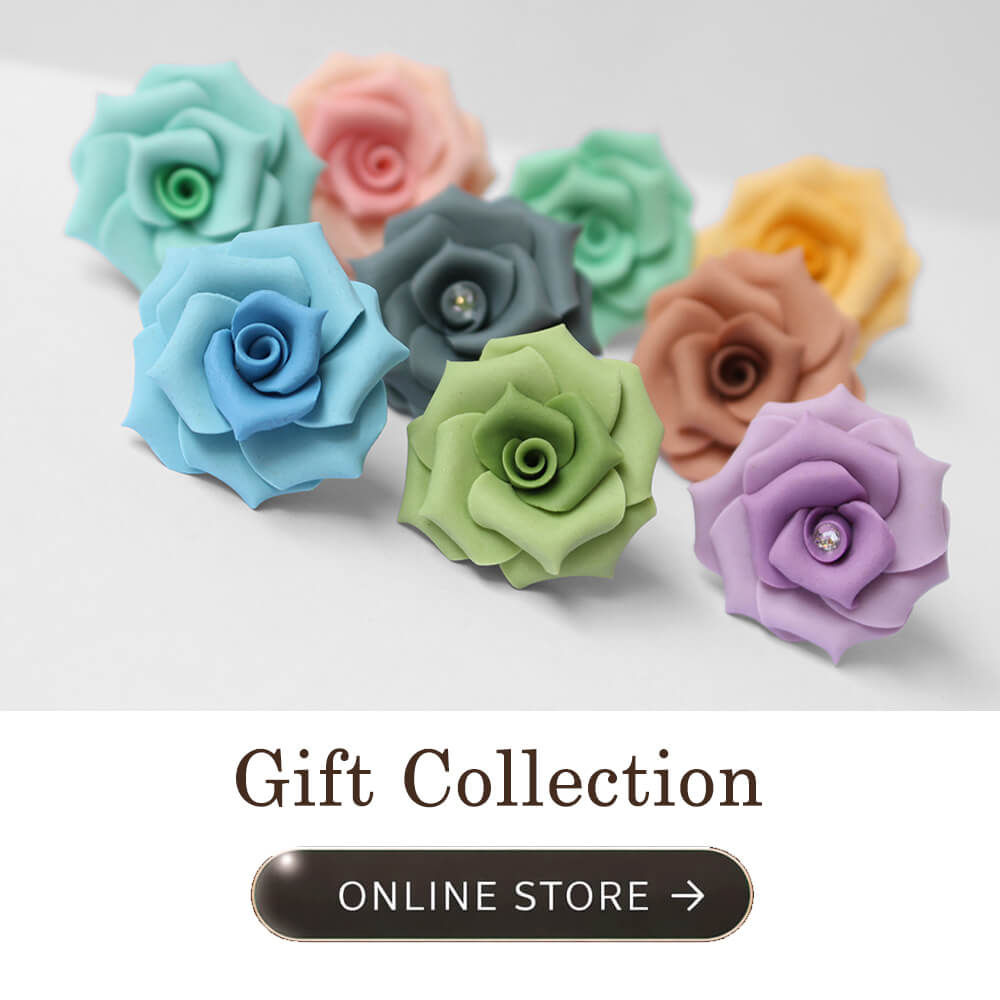 カラフルな薔薇のラペルピン ブートニエールのコレクションが並んでいる画像。オンラインストアの案内付き。